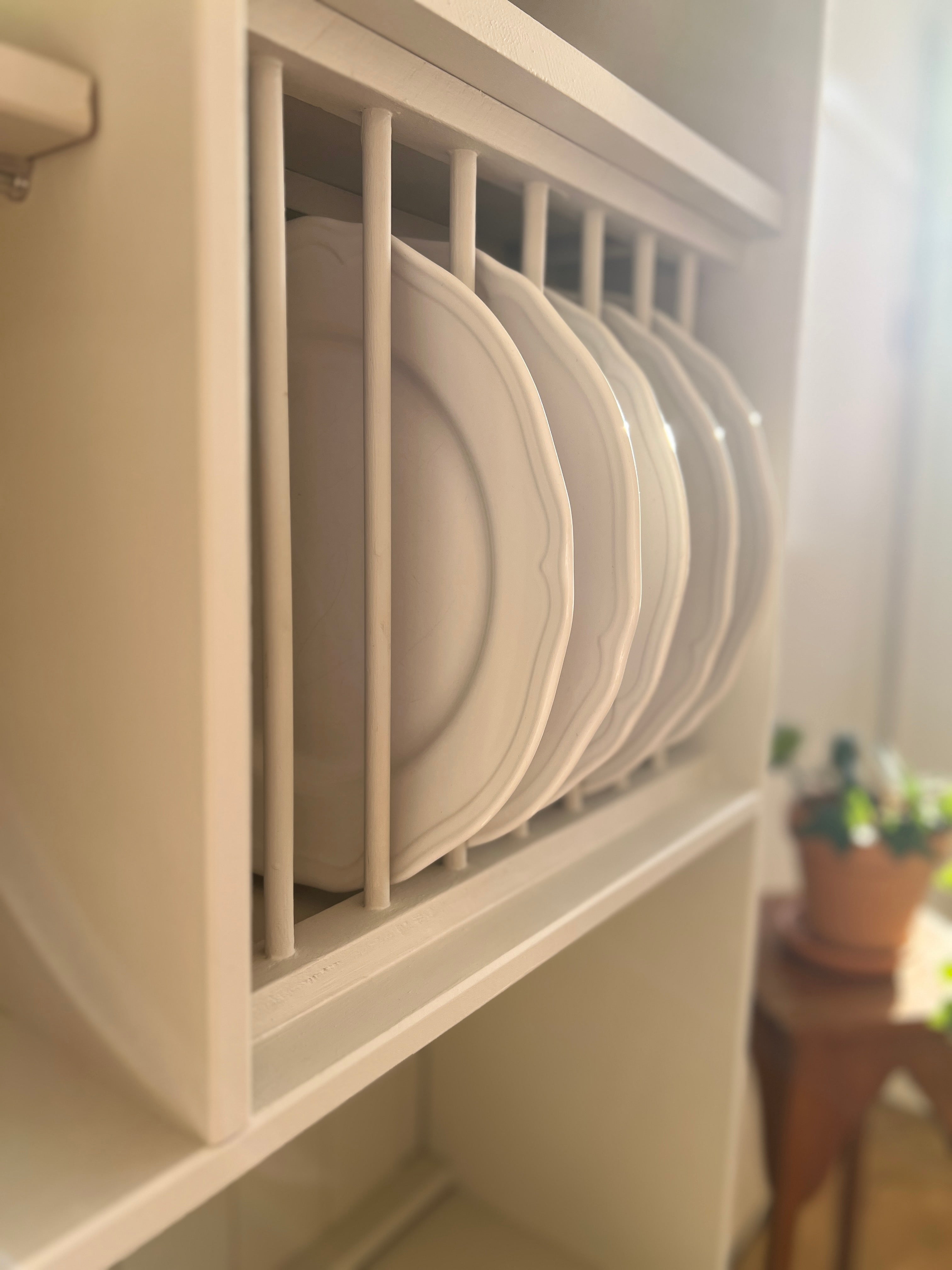 Tallrikshylle-skåpet