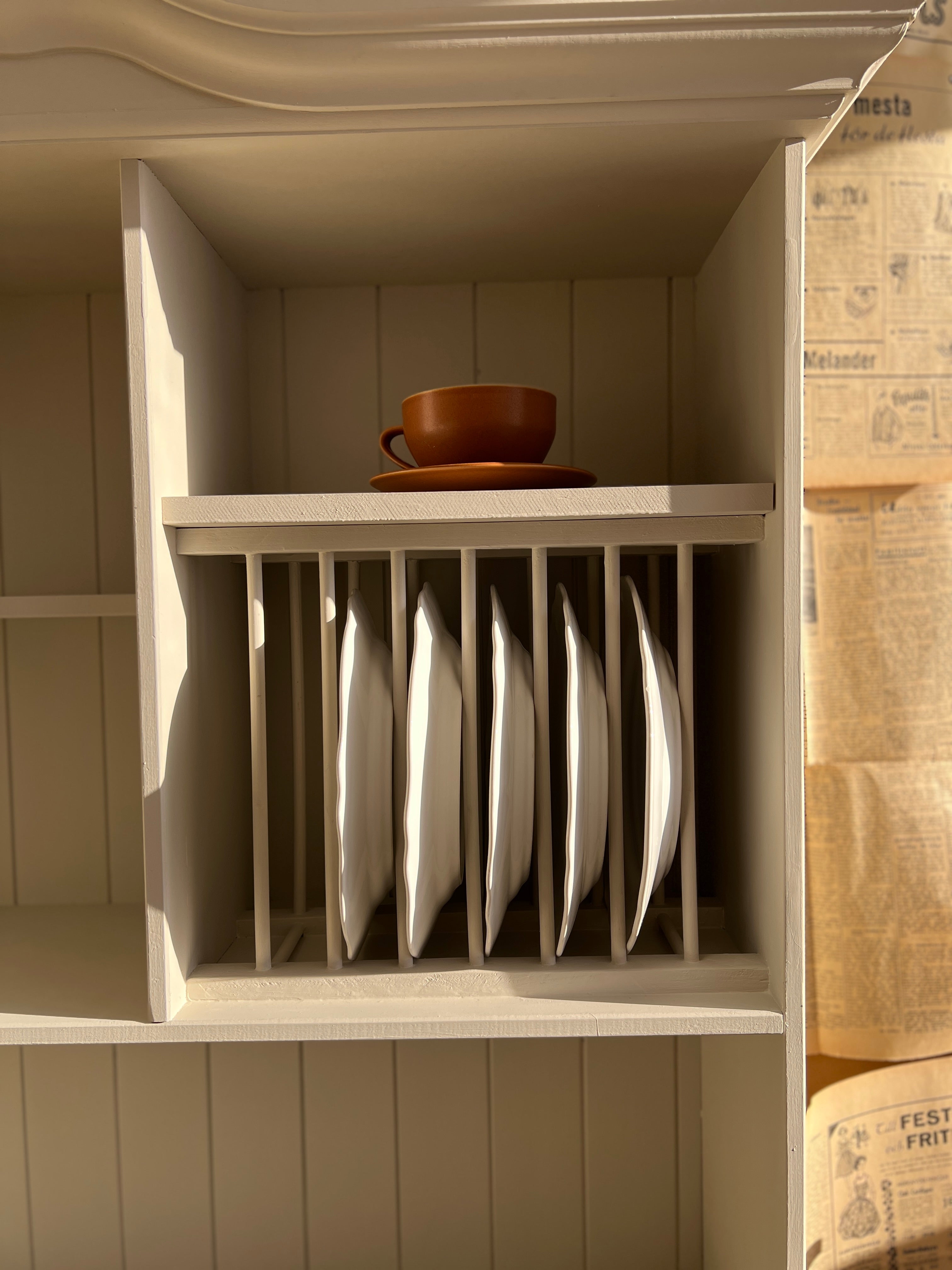 Tallrikshylle-skåpet