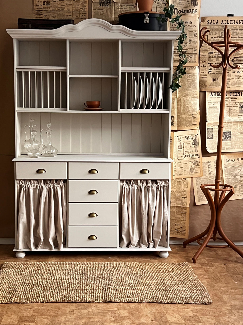 Tallrikshylle-skåpet